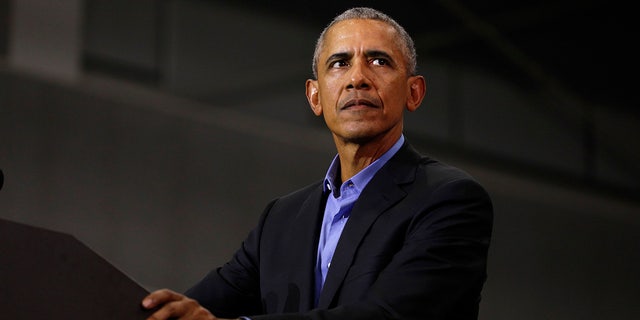 رئیس جمهور سابق باراک اوباما در یک گردهمایی برای حمایت از نامزدهای دموکرات میشیگان در دبیرستان فناوری دیترویت کاس در 26 اکتبر 2018 در دیترویت، میشیگان سخنرانی می کند.