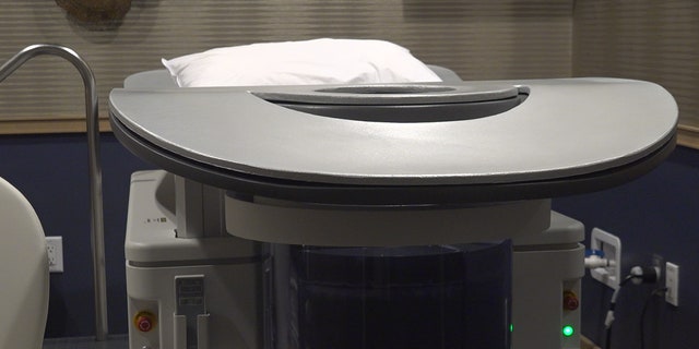 Le centre utilise des technologies de pointe pour détecter le cancer plus tôt et de manière plus agressive.  L'un de ces appareils est une échographie QT qui image le sein à l'aide d'eau.