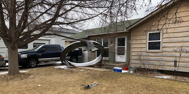 Les débris d'un avion commercial Boeing 777 ont atterri devant une maison près de Broomfield, à environ 20 miles au nord du centre-ville de Denver, après que le moteur a mal fonctionné peu après le décollage.