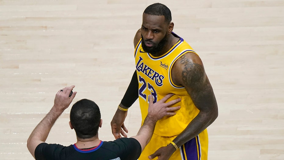 Lebron James Heckled By Fans During Lakers Game Refs Briefly Stop Play Fox News