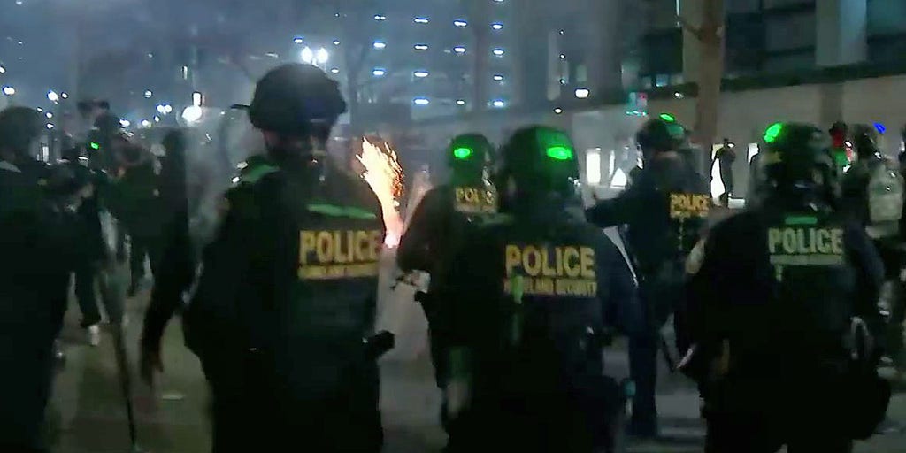 Portland police surround, detain rioters caught smashing windows - Vimarsana News