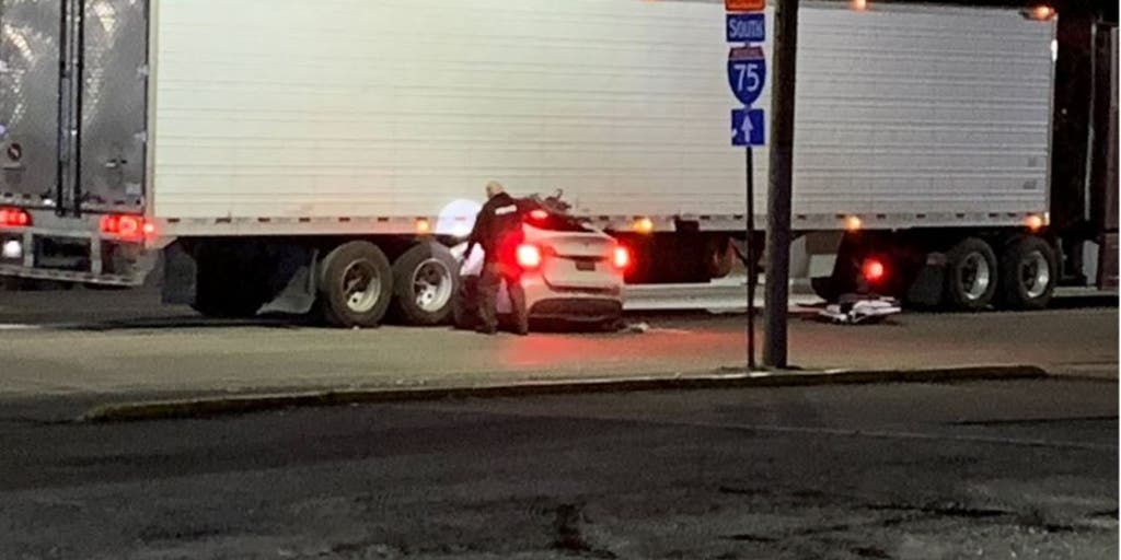 Detroit police don't think Tesla was on Autopilot during 'violent' semi crash - Vimarsana News
