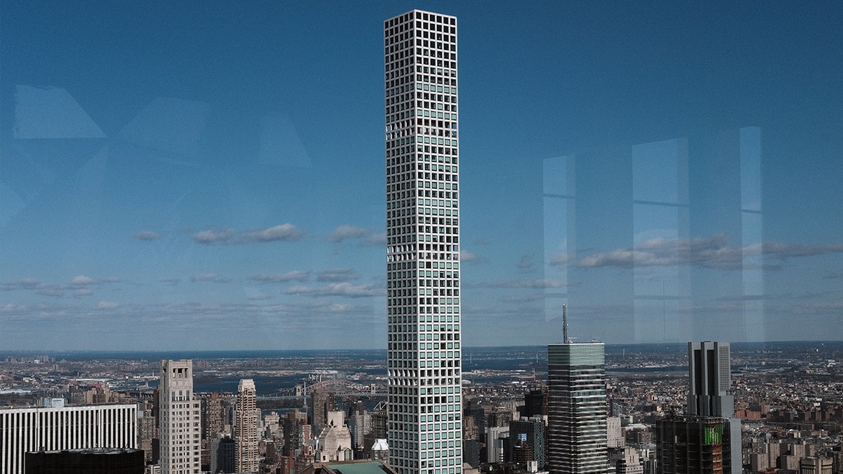 An exterior shot of 432 Park Ave in New York, New York.