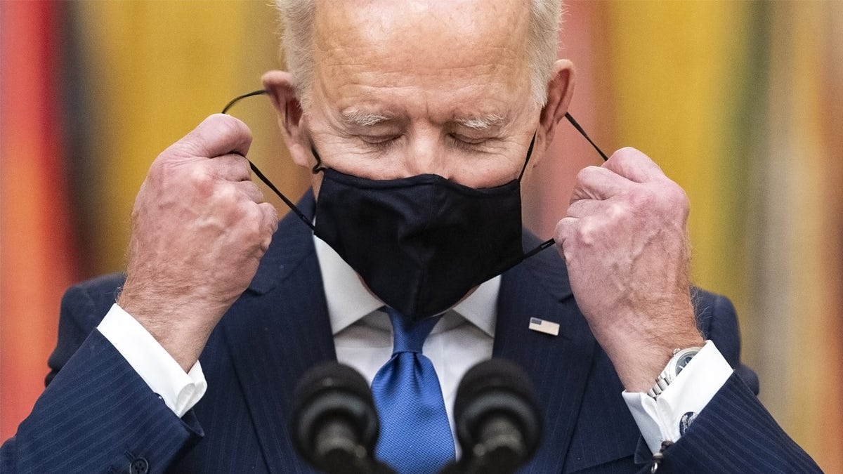 Biden removing mask at event
