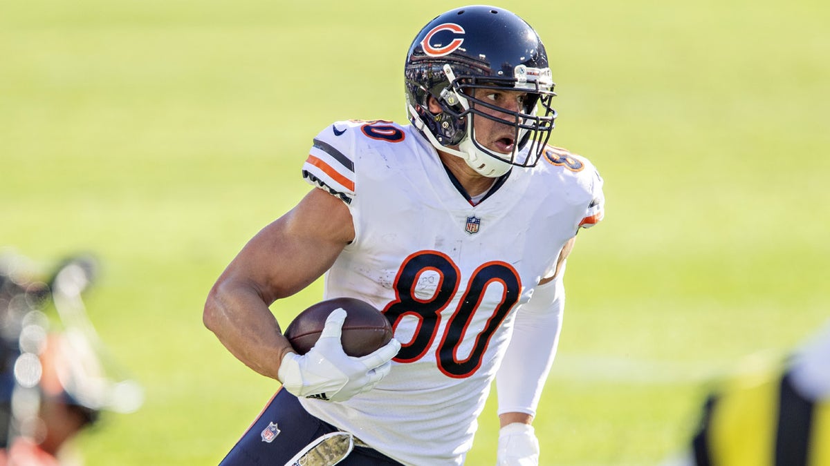 Jimmy Graham #80 of the Chicago Bears runs the ball during a game against the Tennessee Titans at Nissan Stadium on November 08, 2020 in Nashville, Tennessee. (Wesley Hitt/Getty Images)