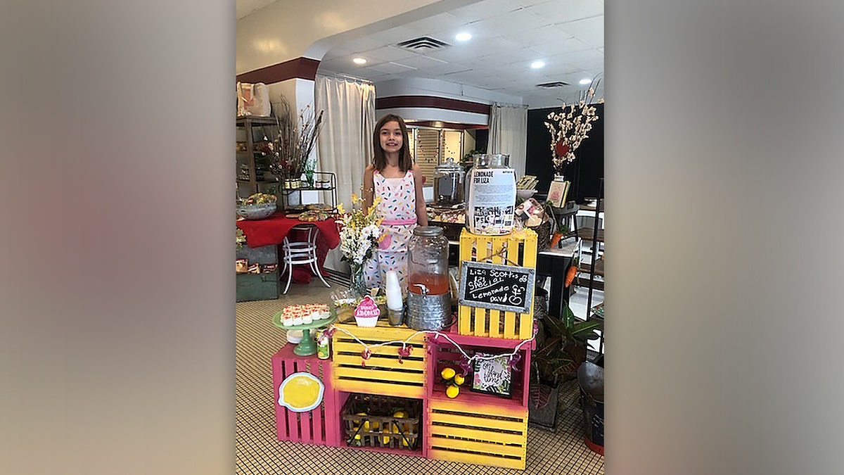 Liza Scott and her homemade lemonade stand at Savage's Bakery in Homewood, Alabama. (Elizabeth Scott)