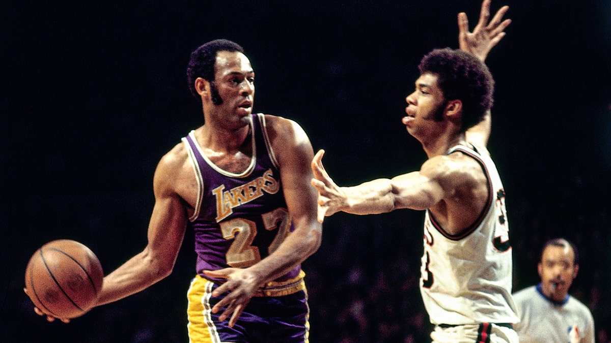 Elgin Baylor, Lakers legend and Hall of Famer, has died at 86 - CBS News