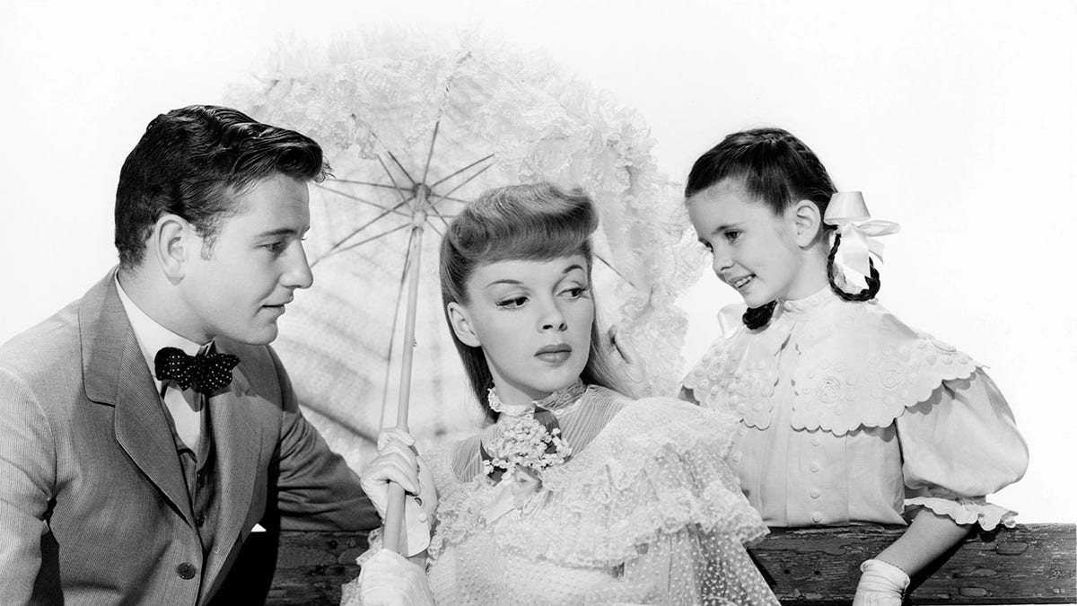 American actors (left to right) Tom Drake (1918 - 1982), Judy Garland (1922 - 1969) and Margaret O'Brien in a promotional portrait for 'Meet Me In St. Louis', directed by Vincente Minnelli, 1944.