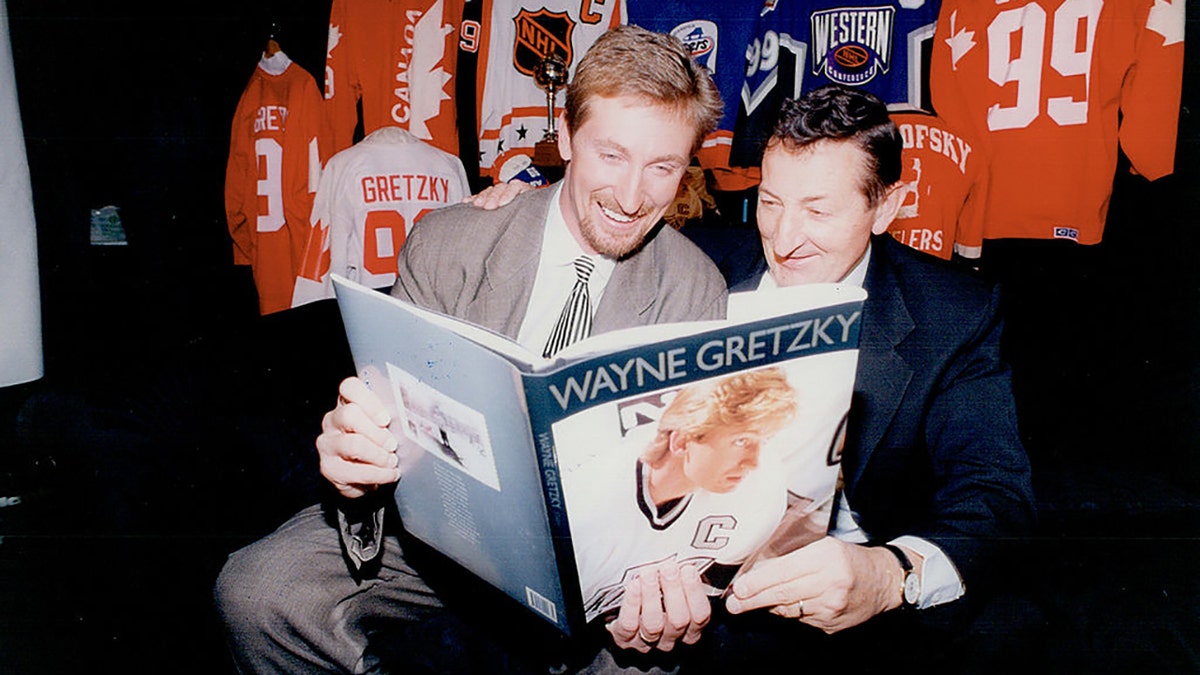 Wayne Gretzky Family is seen with his dad, Walter on October 27, 1994, in Canada. (Photo by Dick Loek/Toronto Star via Getty Images)