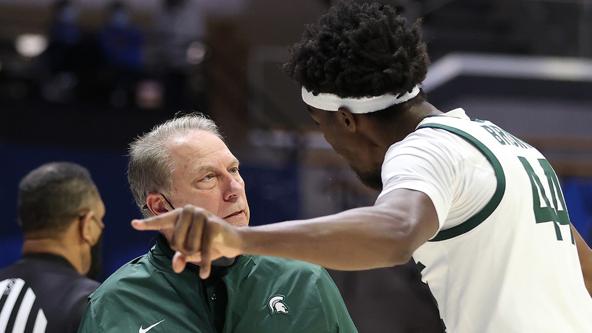 Head coach Tom Izzo of the Michigan State Spartans talks with Gabe Brown at Mackey Arena on March 18, 2021 in West Lafayette, Indiana.?