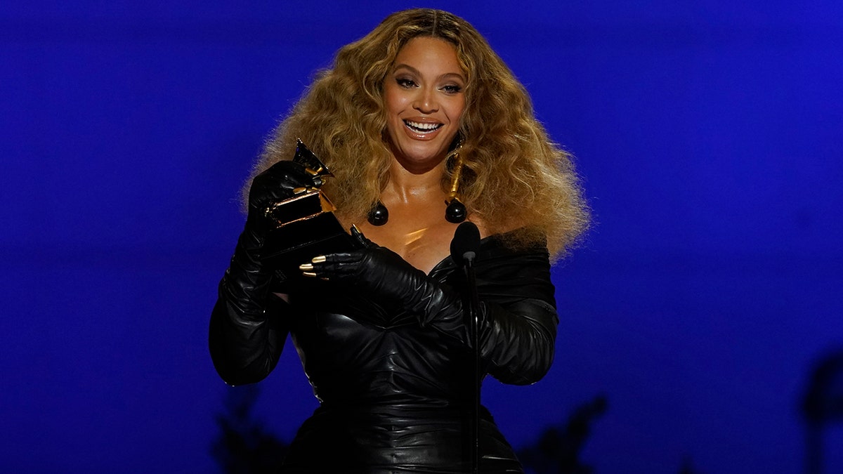 Beyonce's mom Tina Lawson downplays superstar daughter's omission of Lizzo's  name during Break My Soul shout-outs in Boston concert: 'She also didn't  say her own sister's name