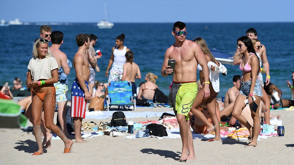 Spring break crowds gather on Fort Lauderdale Beach despite ongoing COVID-19 pandemic. (Larry Marano/InStar/Cover Images)