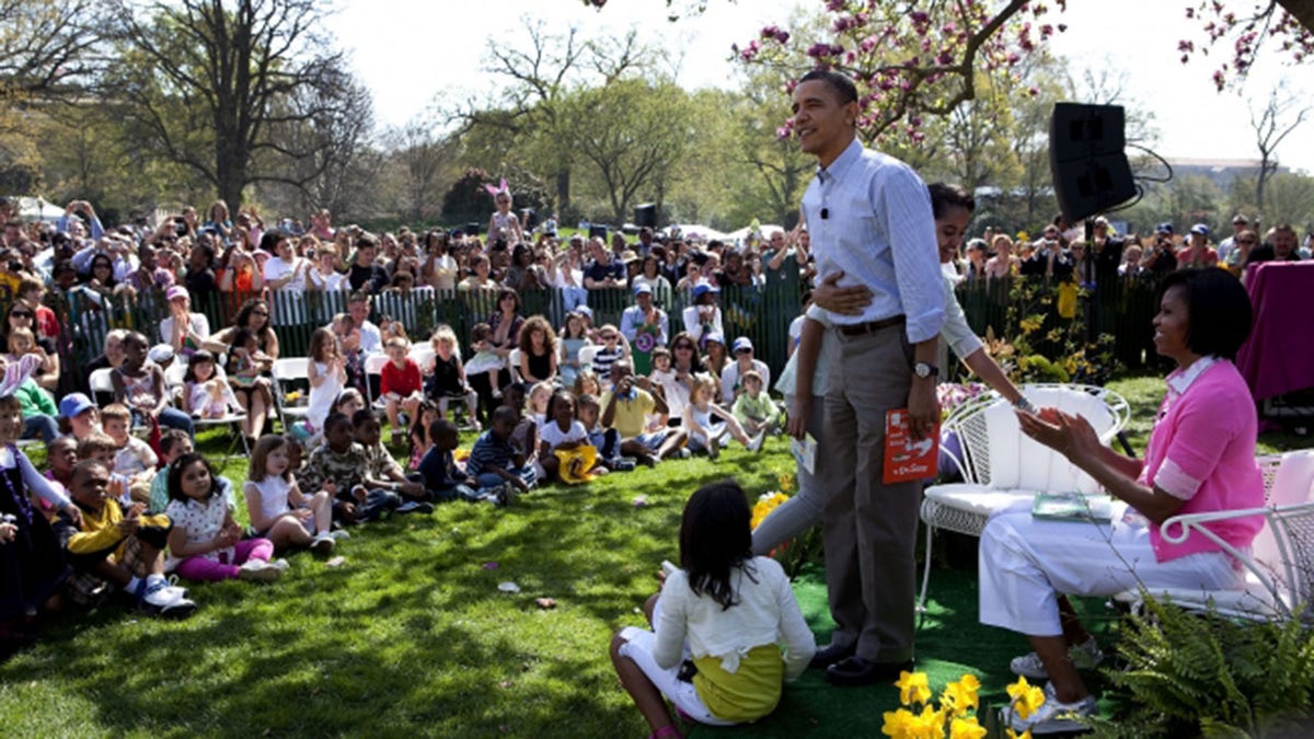 President Barack Obama, joined by first lady Michelle Obama and their daughters, Sasha and Malia, stands as he finishes reading "Green Eggs and Ham" by Dr. Seuss. (Official White House Photo by Pete Souza)