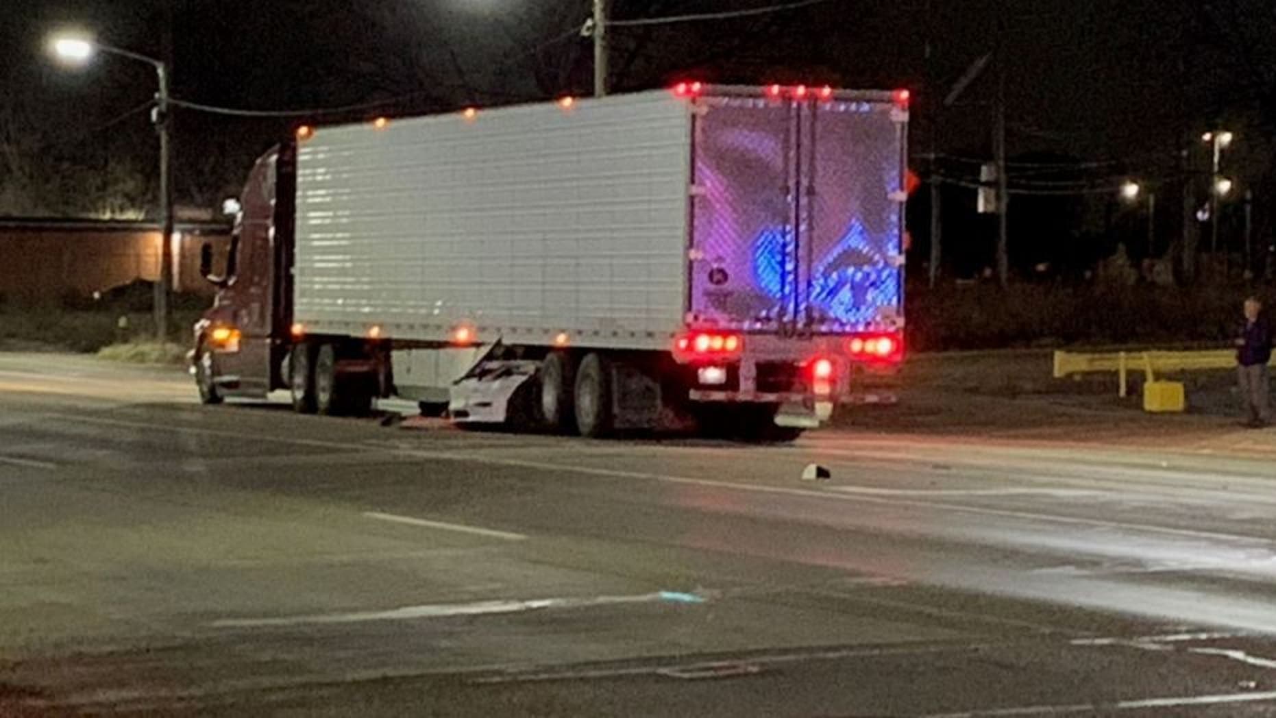 wjbk_tesla-v-semi-2_031121.jpg