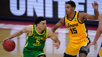 Not rusty: Oregon soars past Iowa 95-80 into Sweet 16