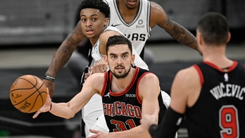 Poeltl, DeRozan lead Spurs past Bulls in Vucevic's debut