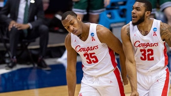 Houston beats Cleveland State 87-56 as Sampson ties Wooden