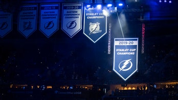 Lightning raise banner for fans, beat Predators 6-3