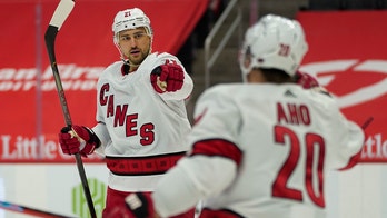 Hurricanes top Red Wings for 8th straight, take Central lead