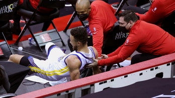 Warriors' Steph Curry leaves early with tailbone contusion in win over struggling Rockets