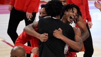 Houston's Tramon Mark delivers game-winning buzzer-beater on long heave