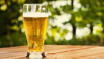 Couple puts up sign offering free beer in their front yard to make friends in new neighborhood