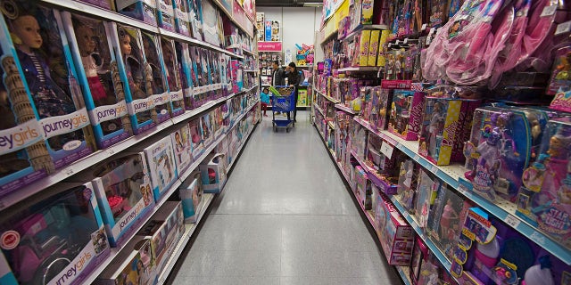 Black Friday shoppers are seen shopping in the doll aisle of the Toys-R-US in Fairfax, Virginia on November 24, 2016. / AFP / PAUL J. RICHARDS (Photo credit should read PAUL J. RICHARDS/AFP via Getty Images)