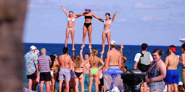 Revelers flock to the beach to celebrate spring break, amid the coronavirus disease (COVID-19) outbreak in Fort Lauderdale, Florida, U.S., March 5, 2021. REUTERS/Maria Alejandra Cardona