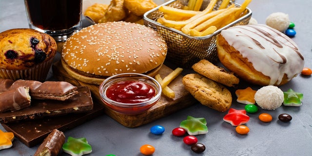Um hambúrguer, batatas fritas, chocolate e outros alimentos ricos em calorias