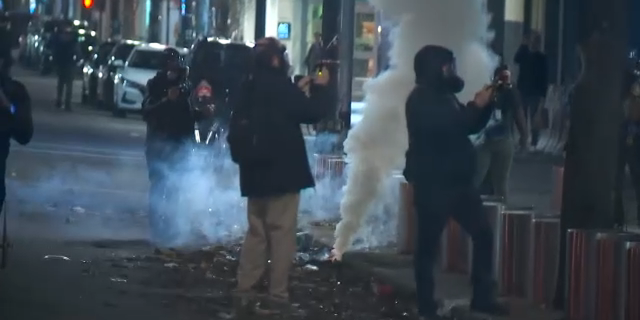 La scène au centre-ville de Portland, Oregon, jeudi soir.  (FOX 12 Oregon)