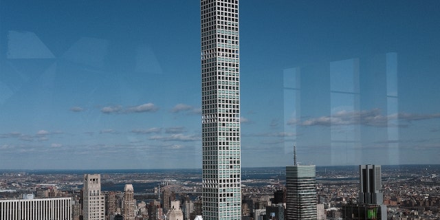 An exterior shot of 432 Park Ave in New York, New York.