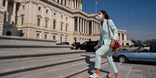 La représentante Alexandria Ocasio-Cortez (D-NY) monte les marches de la maison de Capitol Hill le jeudi 11 mars 2021 à Washington, DC.  Le membre libéral de la Chambre des flammes a appelé à des milliards de dollars de plus que ce que le président Biden propose dans son "Plan d'emploi américain." (Kent Nishimura / Los Angeles Times via Getty Images)