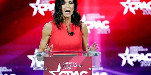 La gouverneure du Dakota du Sud, Kristi Noem, prend la parole à la Conférence d'action politique conservatrice (CPAC) samedi 27 février 2021 à Orlando, en Floride (AP Photo / John Raoux)