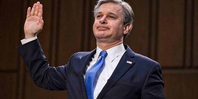Giám đốc FBI Christopher Wray tuyên thệ nhậm chức trước Ủy ban Tư pháp Thượng viện trên Đồi Capitol ở Washington, Thứ Ba, ngày 2 tháng 3 năm 2021. (Graeme Jennings / Pool via AP)