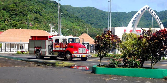 Un camion de pompier dit aux gens le long de la route, via un système de sonorisation (PA), de se déplacer vers des terrains plus élevés à la suite d'un avertissement au tsunami pour les Samoa américaines à Pago Pago, le jeudi 4 mars 2021 (AP Photo / Fili Sagapolutele)