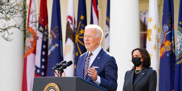 Le président Joe Biden parle de l'American Rescue Plan, un programme de secours contre les coronavirus, dans la roseraie de la Maison Blanche, vendredi 12 mars 2021, à Washington.  Le vice-président Kamala Harris est à droite.  (Photo AP / Alex Brandon)