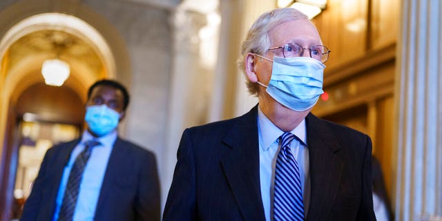 Senate Minority Leader Mitch McConnell, R-Ky., leaves the chamber after criticizing Democrats for wanting to change the filibuster rule, at the Capitol in Washington, Dinsdag, Maart 16, 2021. (AP Foto / J. Scott Applewhite)