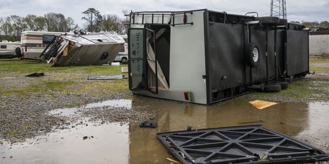 Le service et la réparation de véhicules récréatifs AMU sur Old Greensboro Road a été frappé par une tornade qui a détruit plusieurs véhicules récréatifs appartenant à des clients, le mercredi 17 mars 2021, à Moundville, en Alabama. La tornade a également déchiré le toit de l'atelier avec des personnes à l'intérieur, qui ont survécu. .  Une vague de tempêtes frappe le Grand Sud, laissant une traînée d'arbres éclatés et de bâtiments endommagés.  Et les prévisionnistes ont déclaré que des conditions météorologiques encore plus rigoureuses étaient en route mercredi avec un potentiel de tornades massives, d'averses et de grêle de la taille de balles de tennis.  (Photo AP / Vasha Hunt)