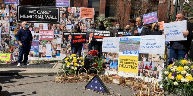 Les manifestants contre la gestion par le gouverneur Andrew Cuomo des décès des maisons de soins infirmiers COVID-19, se rassemblent devant la maison de soins infirmiers du Cobble Hill Health Center le dimanche 21 mars 2021 à New York.  (Photo AP / David Crary)