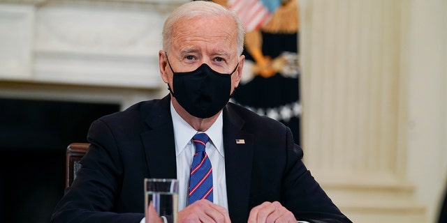 President Joe Biden meets with Vice President Kamala Harris, Health and Human Services Secretary Xavier Becerra and Homeland Security Secretary Alejandro Mayorkas in the State Dining Room of the White House, 수요일, 행진 24, 2021, 워싱턴. (AP 사진 / Evan Vucci)