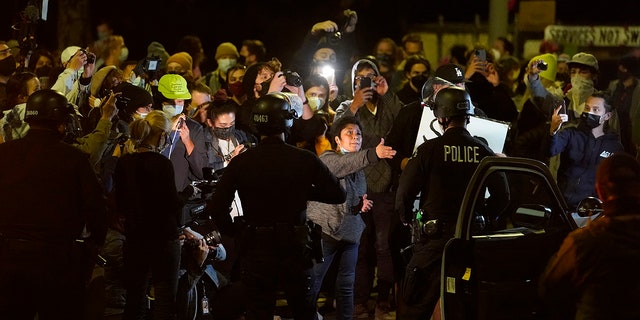 Les sans-abri d'Echo Park confrontent les policiers de Los Angeles qui emménagent pour expulser les résidents du campement de sans-abri d'Echo Park Lake à Los Angeles mercredi 24 mars 2021 (Crédit: Associated Press)