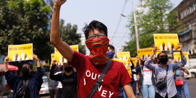 Le geste des manifestants anti-coup d'État lors d'une marche à Yangon, en Birmanie, le vendredi 26 mars 2021. Les manifestants contre la prise de contrôle militaire du mois dernier en Birmanie sont retournés dans les rues en grand nombre jeudi, un jour après avoir organisé une "grève du silence" dans lequel les gens ont été exhortés à rester à la maison et les entreprises à fermer pour la journée.  (Photo AP)