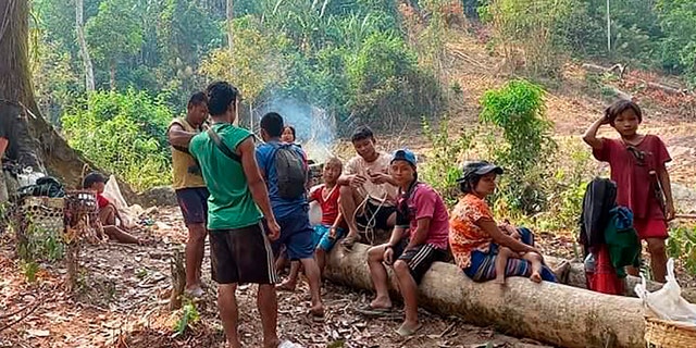 Thousands of people flee airstrikes in Burma, complicating crisis 3 In this photo released by the Free Burma Rangers, Karen villagers gather in the forests as they hide from military airstrikes in the Deh Bu Noh area of Papun district, northern Karen state, in Burma, Sunday March 28, 2021. Thai authorities along its Northwest border prepared for a possible influx of more Karen villagers on Monday, fleeing fear of further airstrikes from the Burmese army. (Free Burmese Rangers via AP)