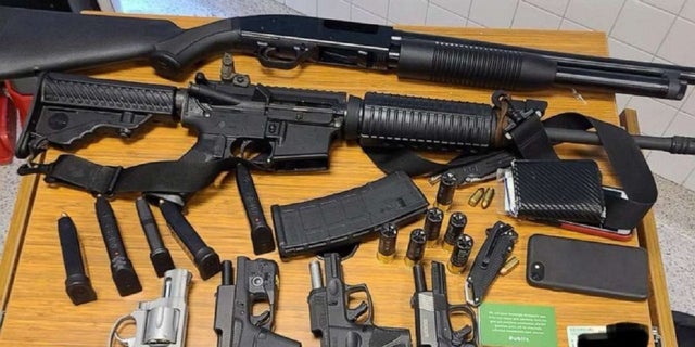 La police d'Atlanta a confisqué plusieurs armes trouvées sur un homme dans une épicerie.  Un homme a alerté les membres du personnel du magasin au sujet d'une personne avec des armes dans les toilettes. 