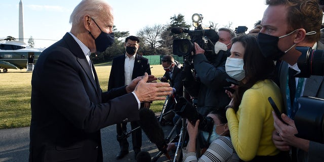 El presidente de los Estados Unidos, Joe Biden, habla brevemente con los periodistas a su regreso de Camp David., Maryland a la Casa Blanca en Washington, CC en marzo 21, 2021. (Foto de OLIVIER DOULIERY / AFP) (Foto de OLIVIER DOULIERY/AFP vía Getty Images)