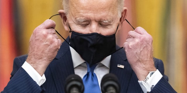 Biden removing mask at event