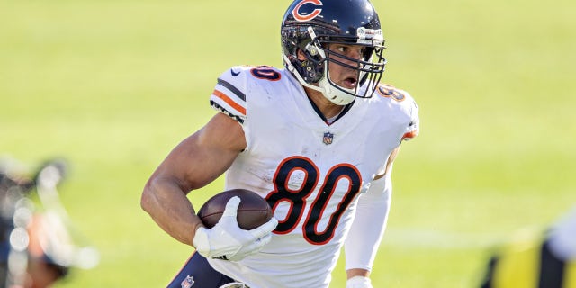 Jimmy Graham #80 of the Chicago Bears runs the ball during a game against the Tennessee Titans at Nissan Stadium on November 08, 2020 in Nashville, Tennessee. (Wesley Hitt/Getty Images)