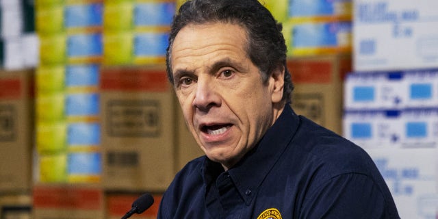 24 MARS: Le gouverneur de New York, Andrew Cuomo, s'adresse aux médias au Javits Convention Center, qui est en train d'être transformé en hôpital pour aider à lutter contre les cas de coronavirus le 24 mars 2020 à New York.  Cuomo, qui a vu son image s'envoler au début de la pandémie, fait maintenant face à des scandales en cascade, notamment des chiffres truqués pour les décès dans les maisons de retraite liés au coronavirus et de nombreuses allégations de harcèlement sexuel.  (Photo par Eduardo Munoz Alvarez / Getty Images)