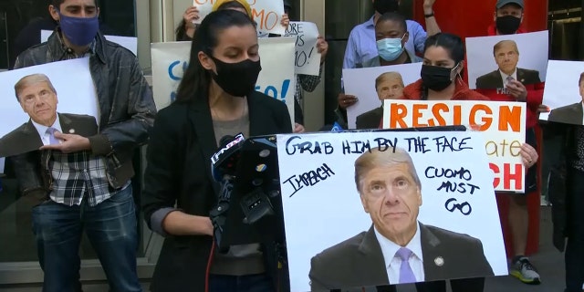 Des militants se rassemblent devant le bureau du gouverneur Andrew Cuomo à New York le samedi 27 mars pour demander sa destitution au milieu d'allégations de harcèlement sexuel.  Tiffany Cabán, militante progressiste et candidate au conseil municipal de New York, a déclaré: "C'est une honte et une honte de devoir être ici pour exiger que le politicien le plus puissant de l'État soit tenu responsable de ses actes."