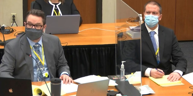 Dans cette image de la vidéo, l'avocat de la défense Eric Nelson, à gauche, et l'ancien officier de police de Minneapolis, Derek Chauvin, écoutent le procureur général adjoint du Minnesota Matthew Frank, interroge le témoin Christopher Martin alors que le juge du comté de Hennepin, Peter Cahill, préside le mercredi 31 mars 2021, dans le procès de Chauvin au palais de justice du comté de Hennepin à Minneapolis, Minnesota (Court TV via AP, Pool)